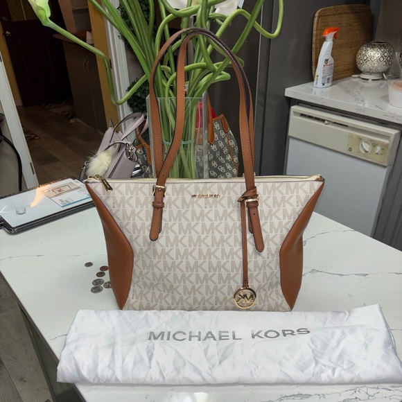 Michael Kors Coraline Large Logo and Vanilla Tote - Picture 1 of 8